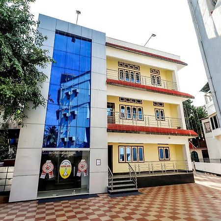 Capital O 85514 Kalpana Hotel Ґувахаті Екстер'єр фото