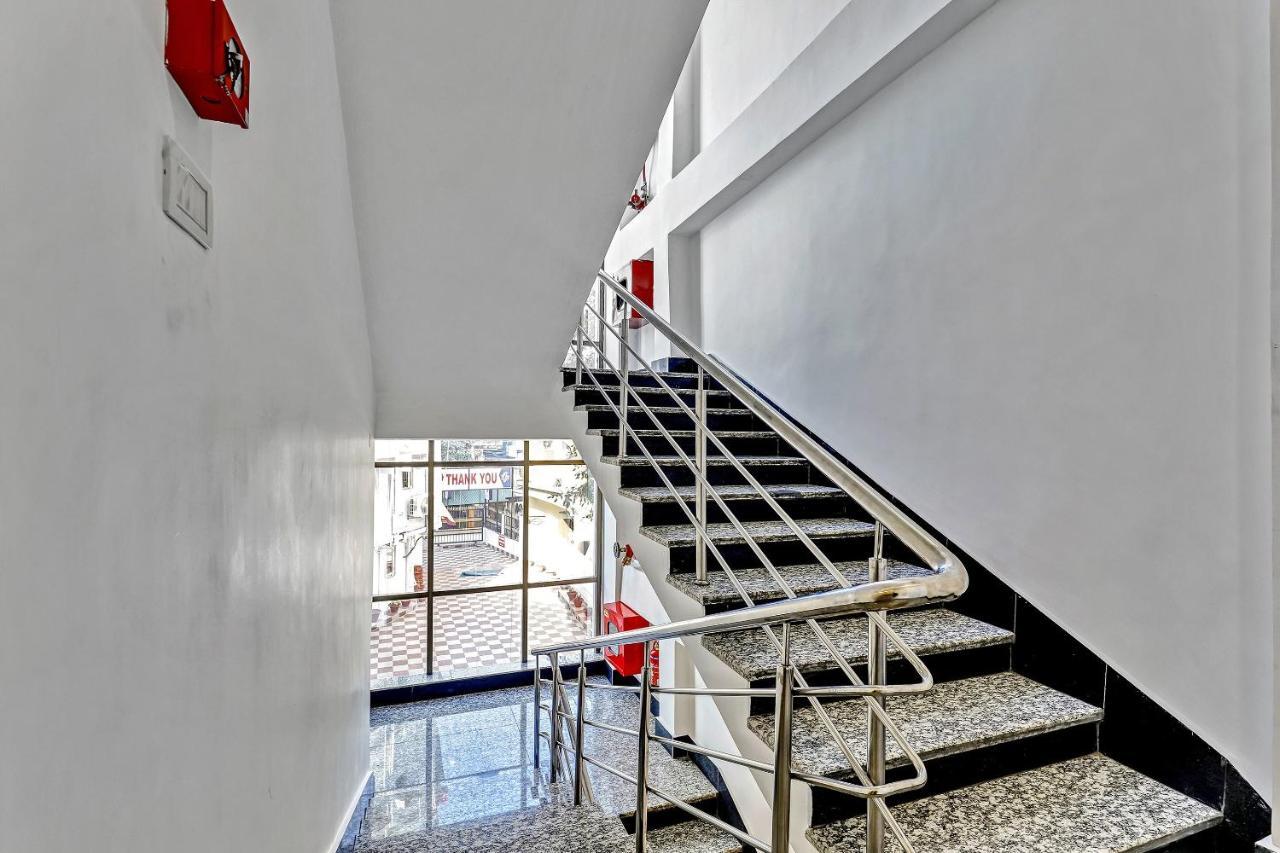 Capital O 85514 Kalpana Hotel Ґувахаті Екстер'єр фото