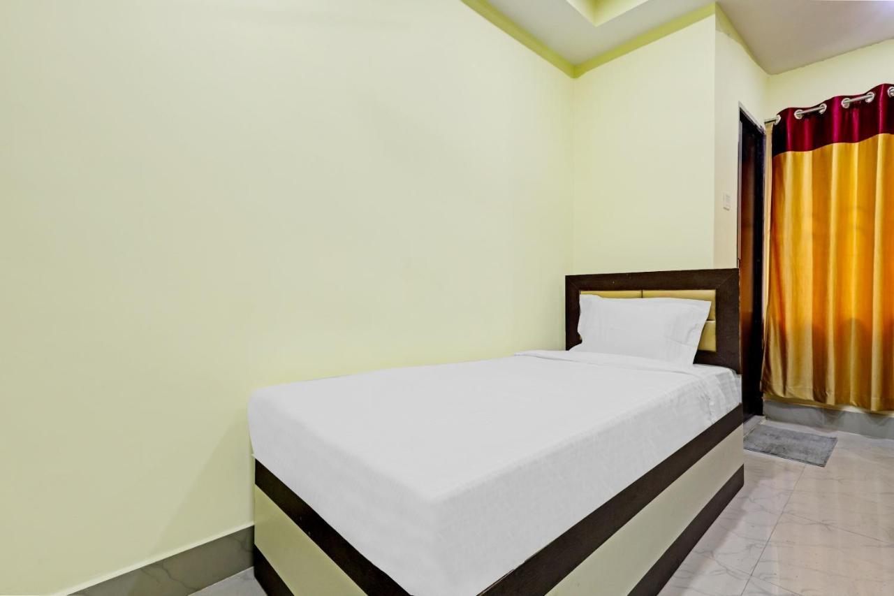 Capital O 85514 Kalpana Hotel Ґувахаті Екстер'єр фото