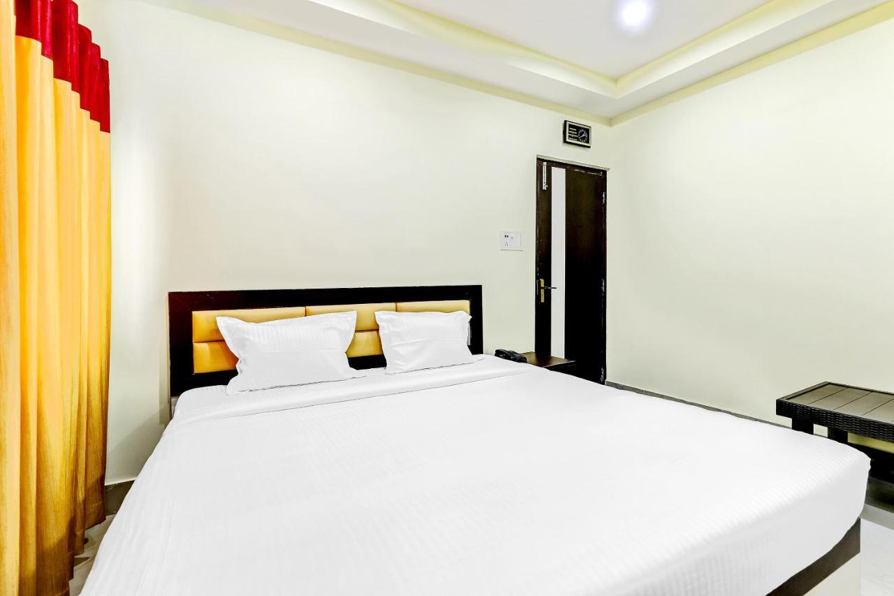 Capital O 85514 Kalpana Hotel Ґувахаті Екстер'єр фото