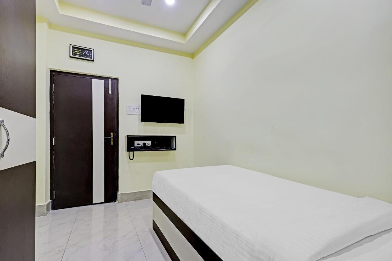 Capital O 85514 Kalpana Hotel Ґувахаті Екстер'єр фото