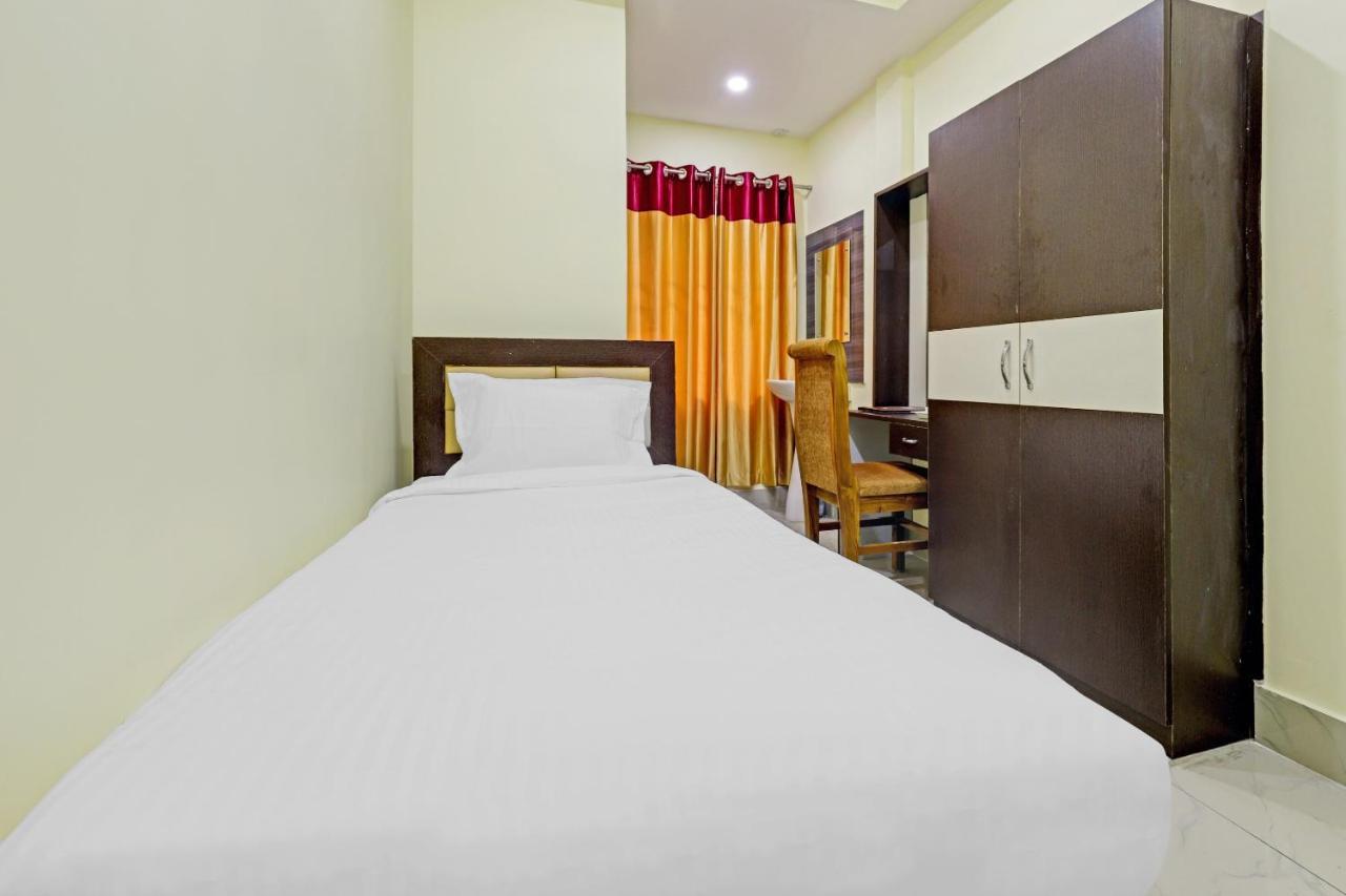 Capital O 85514 Kalpana Hotel Ґувахаті Екстер'єр фото